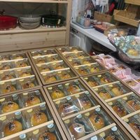 可能是‎巴布卡麵包、肉桂捲和‎顯示的文字是「 ‎-D-AN D-AY מנס 1 =D-A-Y 5 IDAY M A ED-A-Y LDAY ဟ D-A-‎ 」‎‎ 的圖像