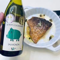 可能是顯示的文字是「 Seleetion 70 ons ns aace LE PETIT COCHONNET SAUVIGNON Veo CO Kld 1 เย็ก 」的圖像