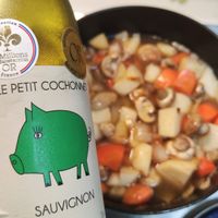 可能是顯示的文字是「 ction L Millions EU Millions OR France E PETIT COCHONNE SAUVIGNON SAUVIGNON Leco 0 」的圖像