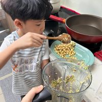 可能是 1 人、木湯匙和文字的圖像