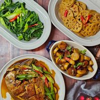 可能是炒麵、燉小牛膝、義大利麵和文字的圖像