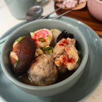 可能是粥、拉麵、豆腐、水波蛋和顯示的文字是「 STAUS 」的圖像