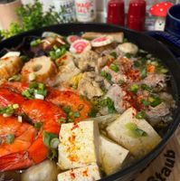 可能是麵、拉麵、豆腐、火鍋和文字的圖像