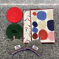 可能是毛巾、飛盤、門口地墊和顯示的文字是「 staub STAUB staub staub 」的圖像
