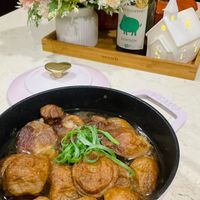 可能是燉小牛膝、火鍋、豆腐和文字的圖像