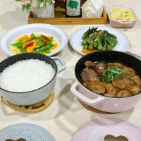 可能是肉排、燉小牛膝和文字的圖像
