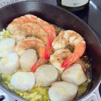 可能是西班牙大鍋飯、蝦和顯示的文字是「 TAUB TAUB SAUVIGNON LC SUAus SAVIS 1) 」的圖像