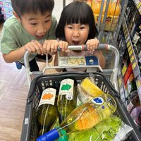 可能是 2 個人、嬰兒和文字的圖像