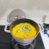 可能是北非小米飯、印度香料飯、西班牙大鍋飯、粥和燉小牛膝的圖像
