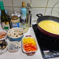 可能是西班牙大鍋飯、蝦、義大利麵和文字的圖像