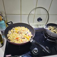 可能是義大利麵和蝦的圖像
