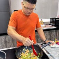 可能是 1 人和炒麵的圖像
