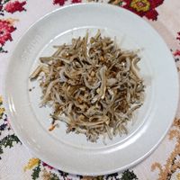 可能是鯷魚和顯示的文字是「 STAUB 」的圖像