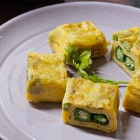 可能是歐姆蛋、壽司和豆腐的圖像