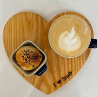 可能是咖啡、紅心、咖啡杯和顯示的文字是「 Staub Staub 」的圖像