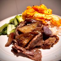 可能是肉排和燉小牛膝的圖像