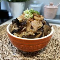 可能是拉麵、香菇和文字的圖像