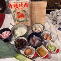 可能是火鍋、生魚片、香菇、豆腐、鯷魚和文字的圖像