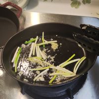 可能是鬆餅機和食物的圖像