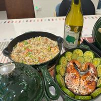 可能是炒飯、西班牙大鍋飯、北非小米飯和文字的圖像