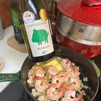 可能是西班牙大鍋飯、蝦和顯示的文字是「 K Baleeties សេ 70 Milltons IE IERETICOCHONES LEPETIT LE PETIT COCHONNET SAUVIGNON SAUVIGNON 1.P00 CO keco STT SPAUS 」的圖像