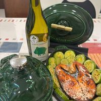 可能是顯示的文字是「 LE PETIT COCHONNE COCHOMIET SAUVICNON SAUVIGNON ፍም 」的圖像