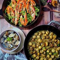 可能是蝦、義大利麵和西班牙大鍋飯的圖像
