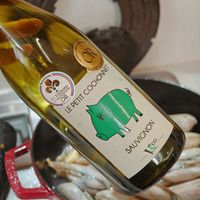可能是顯示的文字是「 IINTTINE Sélection 7Minlions 70 DEGUST Millions USTATSURS STATEURS COCHONNET COCHONNE GILBERT OR France LE PETIT NeAahaRO അ SAUVIGNON -VRCO おー PCO 」的圖像
