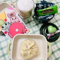 可能是肉餡餅、港式點心和顯示的文字是「 Joors 地 恋人 PSIAUB staub STAUB 」的圖像