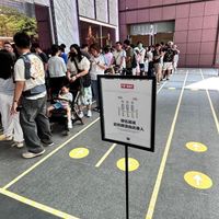 可能是 11 個人、矢車菊、人群和文字的圖像