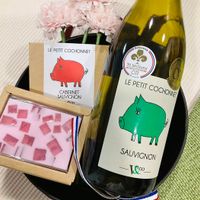 可能是葡萄酒和顯示的文字是「 LE PETIT COCHONNET Gilection ction d0 70 Millions USTATE DEDIGUSTATEUES 7Millions OD TEURS OR LE PETIT COCHONNET CABERNET SAUVIGNON nro crel SAUVIGNON Vco 」的圖像