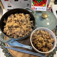 可能是印度香料飯、炒飯、麵、炒麵和文字的圖像