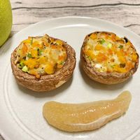 可能是香菇和顯示的文字是「 STAUB 」的圖像