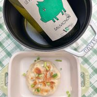 可能是‎港式點心、肉餡餅和‎顯示的文字是「 ‎ه 70Millions N MlOnS OR LEPETIT Prance LEPETIT COCHO O 7 SAUVIGNON TRco OC LPCo SUVIS αην 4 STAUB‎ 」‎‎ 的圖像