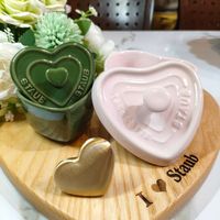 可能是紅心和顯示的文字是「 Staub 」的圖像