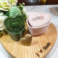 可能是紅心和顯示的文字是「 Staub 」的圖像