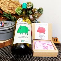 可能是葡萄酒和顯示的文字是「 LEPETIT COCHONNET LEPETITCOCHONNET GRGERTSM OR LEPETITCOCHONNET LEPETIT COCHONNET 3 V CABERNET CABERNET SAUVIGNON Vp0o SAUVIGNON VPco CO ਦુ 」的圖像