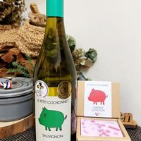 可能是‎葡萄酒和‎顯示的文字是「 ‎Baleesag OMiP LEPETIT.COOHONNET PETIT LE OR LEPETIT LEPETITCOCHONNET LE COCHONNET VA CABERNET SAUVICNON افيه en SAUVIGNON Vco X Pco‎ 」‎‎ 的圖像