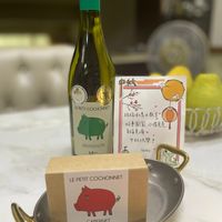 可能是顯示的文字是「 LE LEPET PETIT COCHONNET 祝高清喜+教前 好事圓圓 好事圓圓,心情完元. 心情完元 幸福美涌 宁承快樂 MA SAUVICNON Lec NaNA LE PETIT COCHONNET CABERNET SAUVIGNON 1200 」的圖像