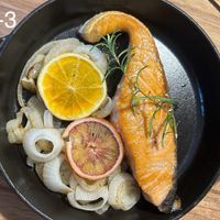 可能是煙燻鮭魚和顯示的文字是「 9-3 ST 」的圖像