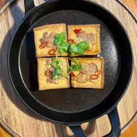 可能是豆腐和顯示的文字是「 9-4 5 STAUB 」的圖像