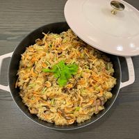 可能是印度香料飯、麵、炒麵、炒飯和義大利麵的圖像