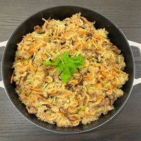 可能是義大利麵、牧羊人派、印度香料飯、炒飯、炒麵和麵的圖像