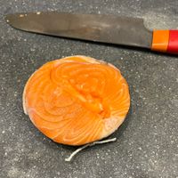 可能是煙燻鮭魚、刀和生魚片的圖像
