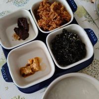 可能是粥、鯷魚和顯示的文字是「 STAUb STAUS STAUB STAUB 」的圖像