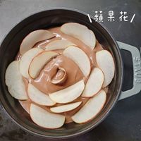 可能是水果塔、蘋果、半圓形餡餅、蛋糕和顯示的文字是「蘋果花/ 萌 果」的圖像