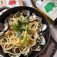 可能是‎義大利麵和‎顯示的文字是「 ‎LEPETTCOCHONNET LE EPETIT COCHONNET SHADERNET SALNGNON CABEDNST ๑ COCHONNE COCHONAA Cie PETIT 3 LE سم SAUVIG SAUVIGI لی_لی‎ 」‎‎ 的圖像