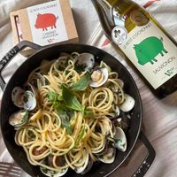 可能是‎義大利麵和‎顯示的文字是「 ‎LEPETIT LE COCHONNET COCHONNET ៥ CABERNET SAUVIGNON CNON KC0o Uo TOMRATOON HOR COCHONNET LE EPETIT س SAUVIGNON SAUVIGNON pco బలి‎ 」‎‎ 的圖像