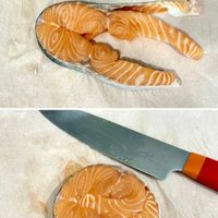 可能是煙燻鮭魚、刀和生魚片的圖像