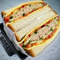 可能是總匯三明治、雞肉三明治和文字的圖像